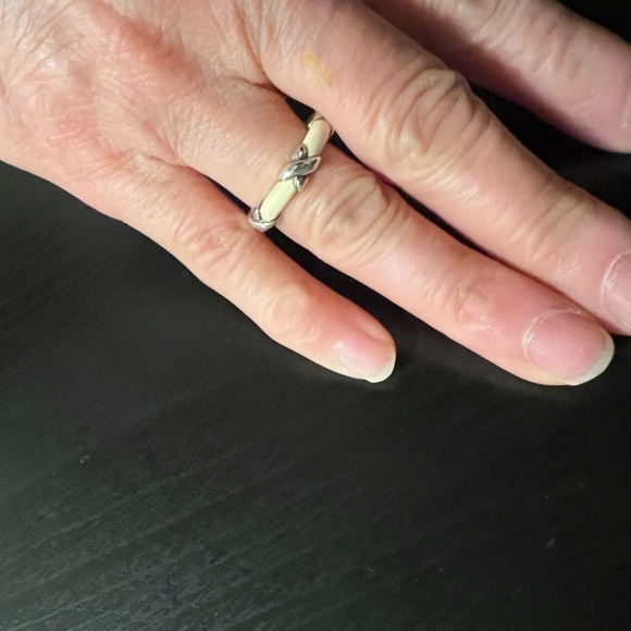 Tiffany & Co. White Enamel Signature X Stack Band Ring size 6 - Picture 15 of 15